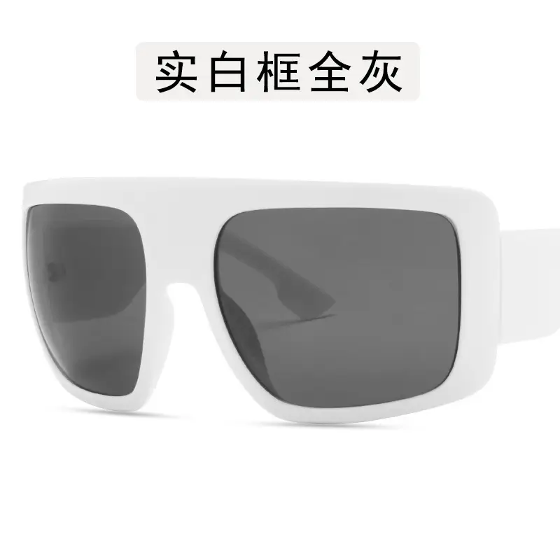 Black Frame Retro Sunglasses for Women - Image 3