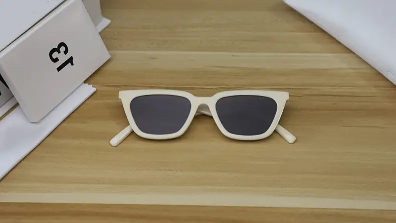 Women's Cat's Eye Sunglasses Red Riding Book Style — feature 23