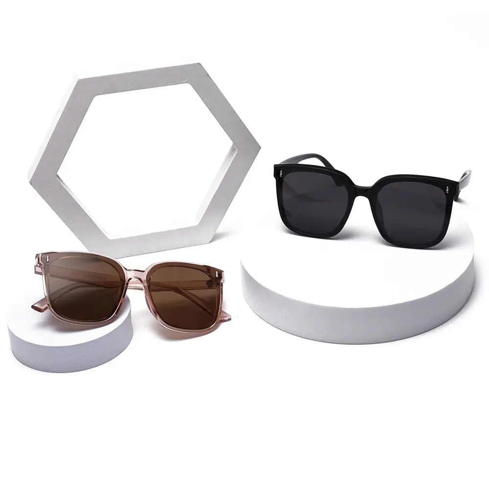 Women's Polarized Sunglasses with Retro Frame - Image 4