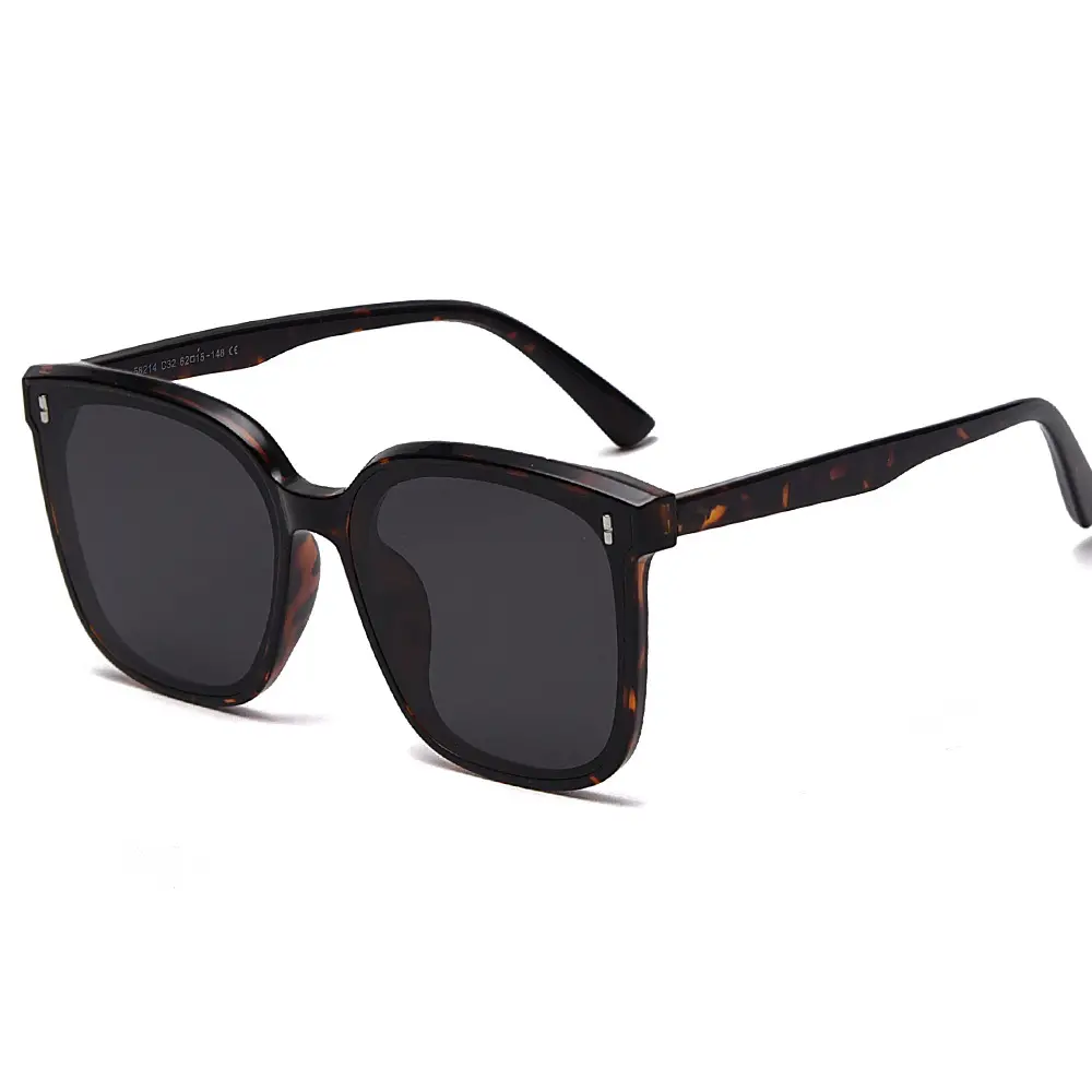 Women's Polarized Sunglasses with Retro Frame - Image 2