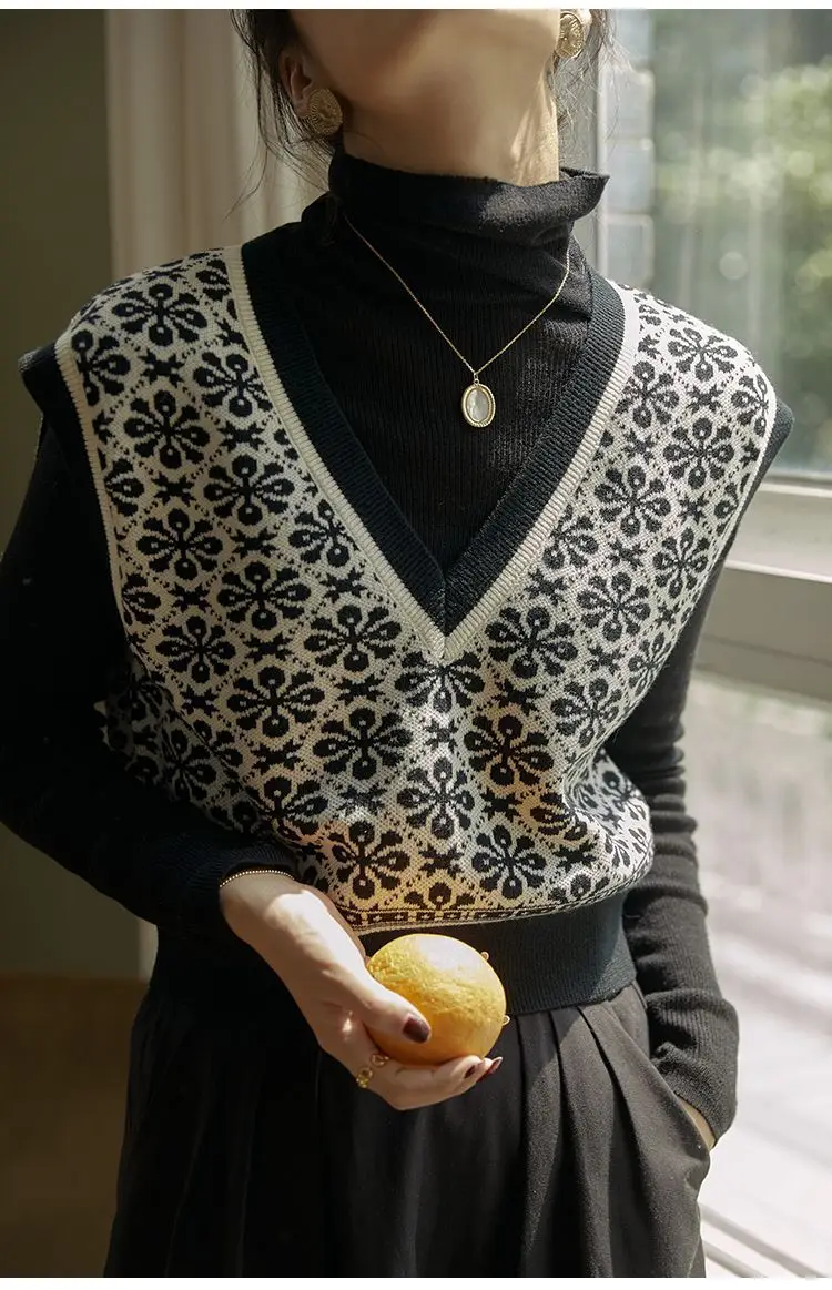 Women's Knitted V-Collar Vest with Floral Print - Image 4