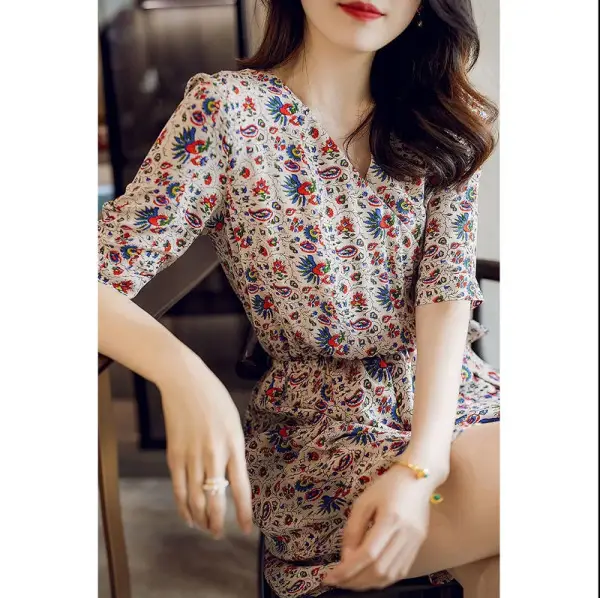 2024 Printed V Neck Shorts Suit Large - Image 4