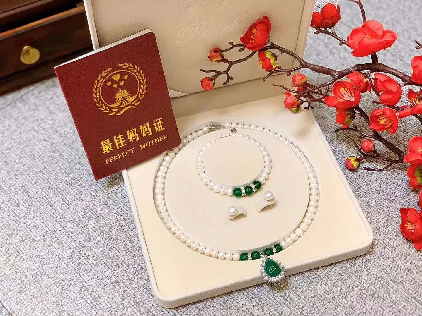 Natural Freshwater Pearl Necklace with Green Chalcedony Pendant — feature 26