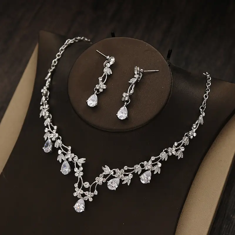 Elegant Crystal Bridal Crown for Women - Image 11