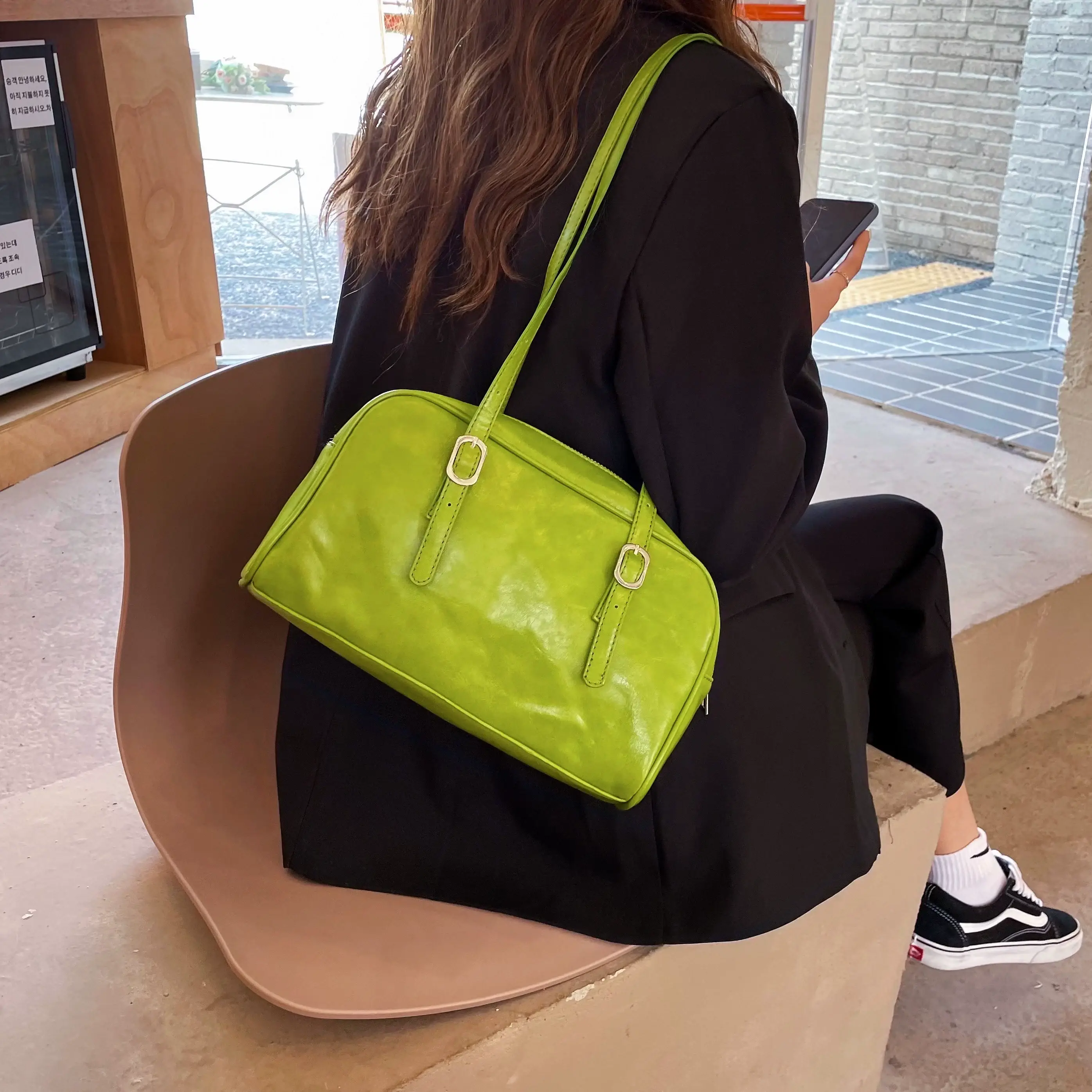 Green Leather Shoulder Bag for Women 2025 — feature 4