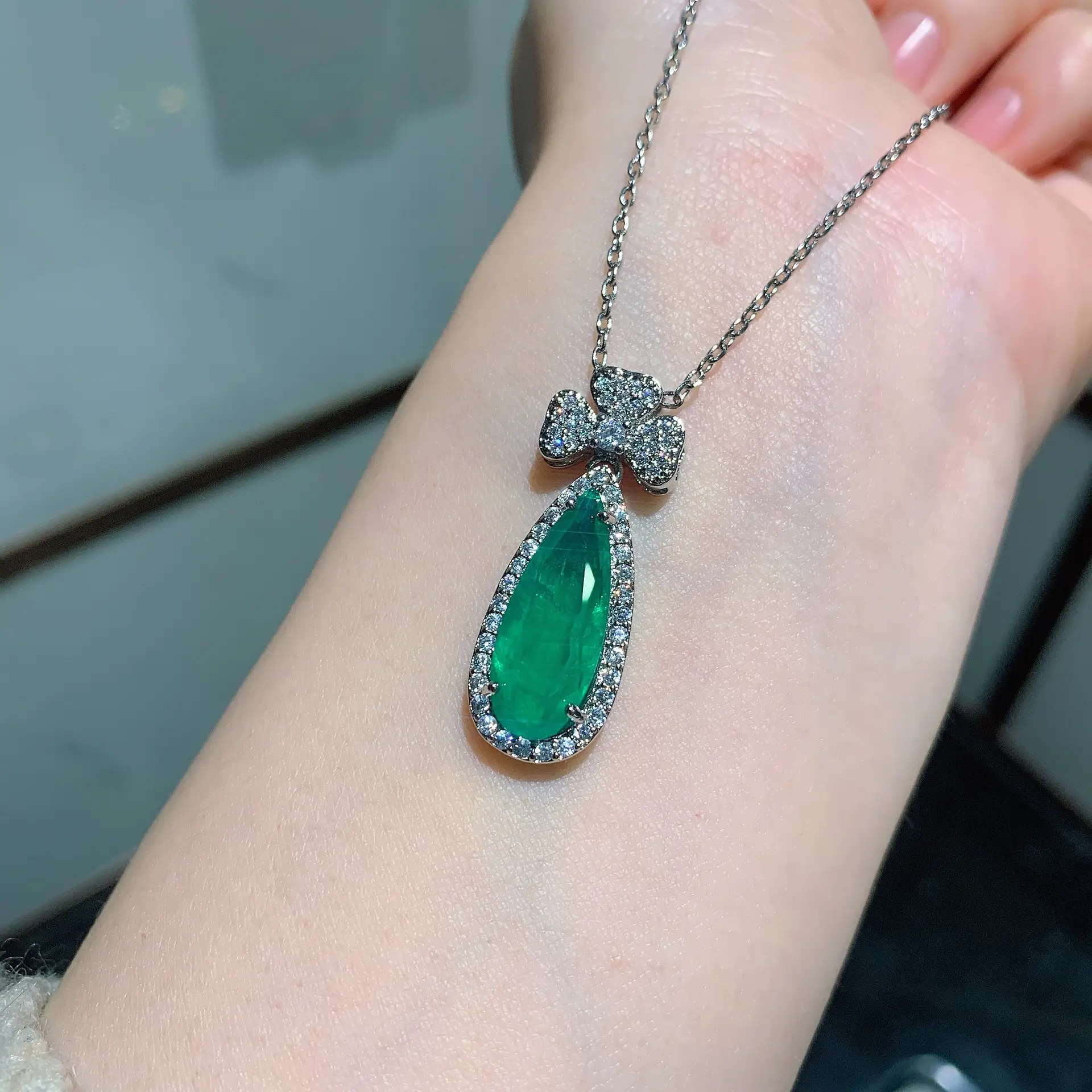 Emerald Pear-Shaped Necklace Earrings Set 8x20 - Image 4
