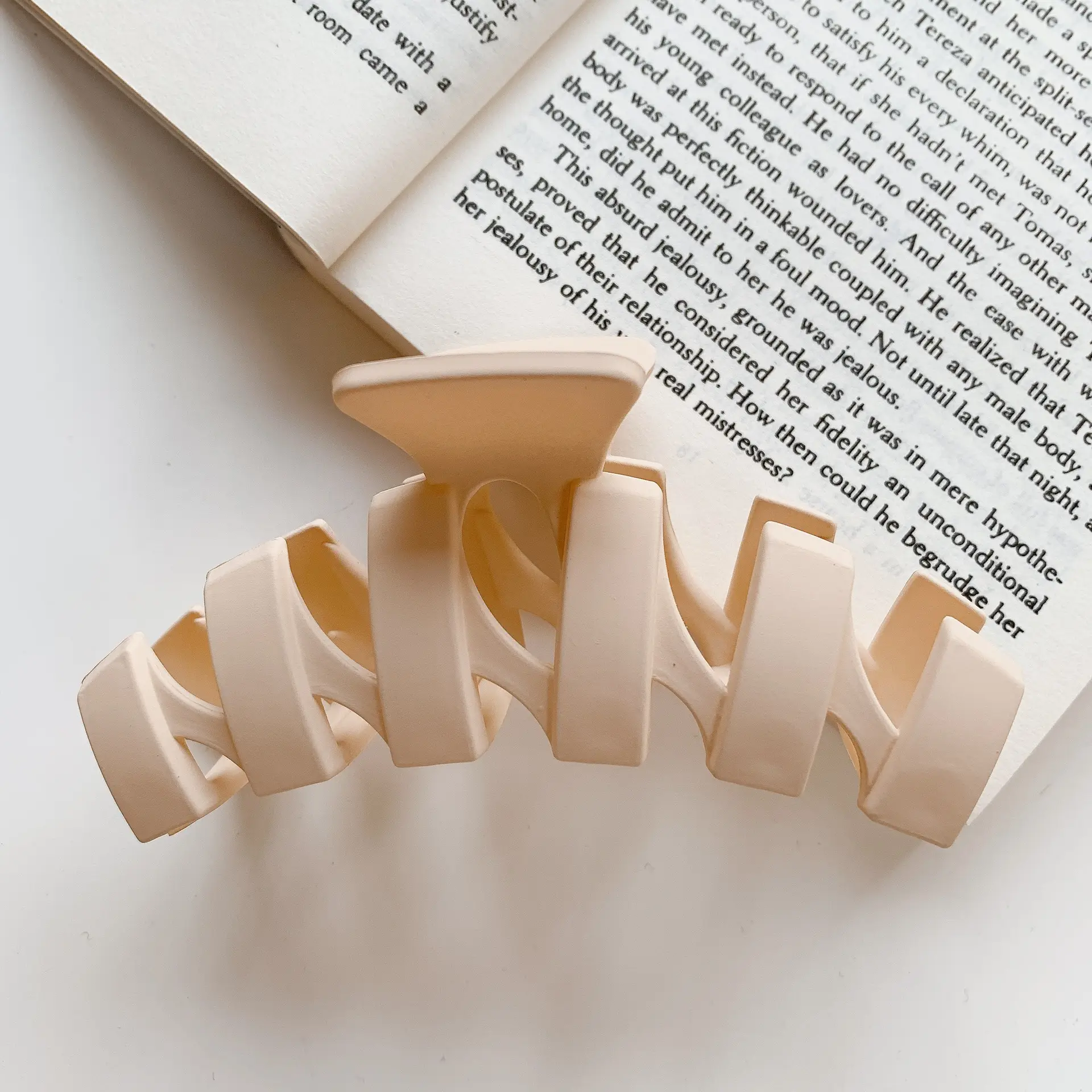 Shark Hair Clips with Large Volume & Back Grip