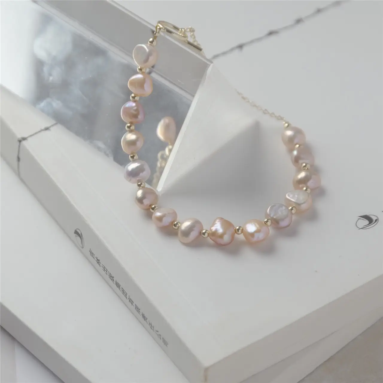 Natural Baroque Pearl Bracelet 14K Gold Light Luxury — feature 9