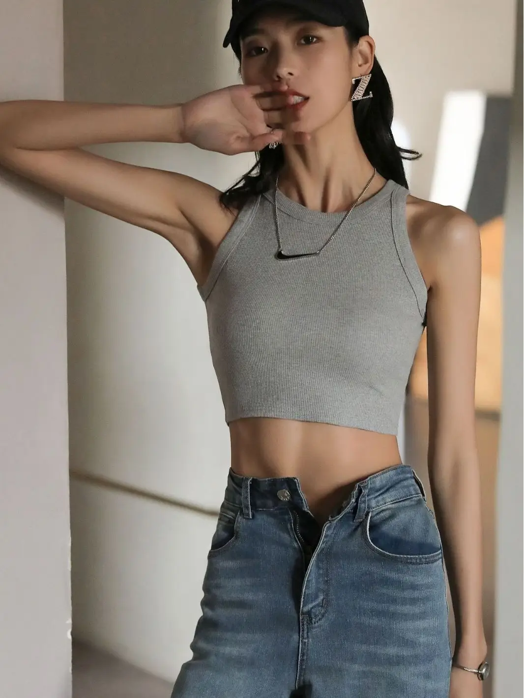 Black Sleeveless Crop Top for Women Summer Wear