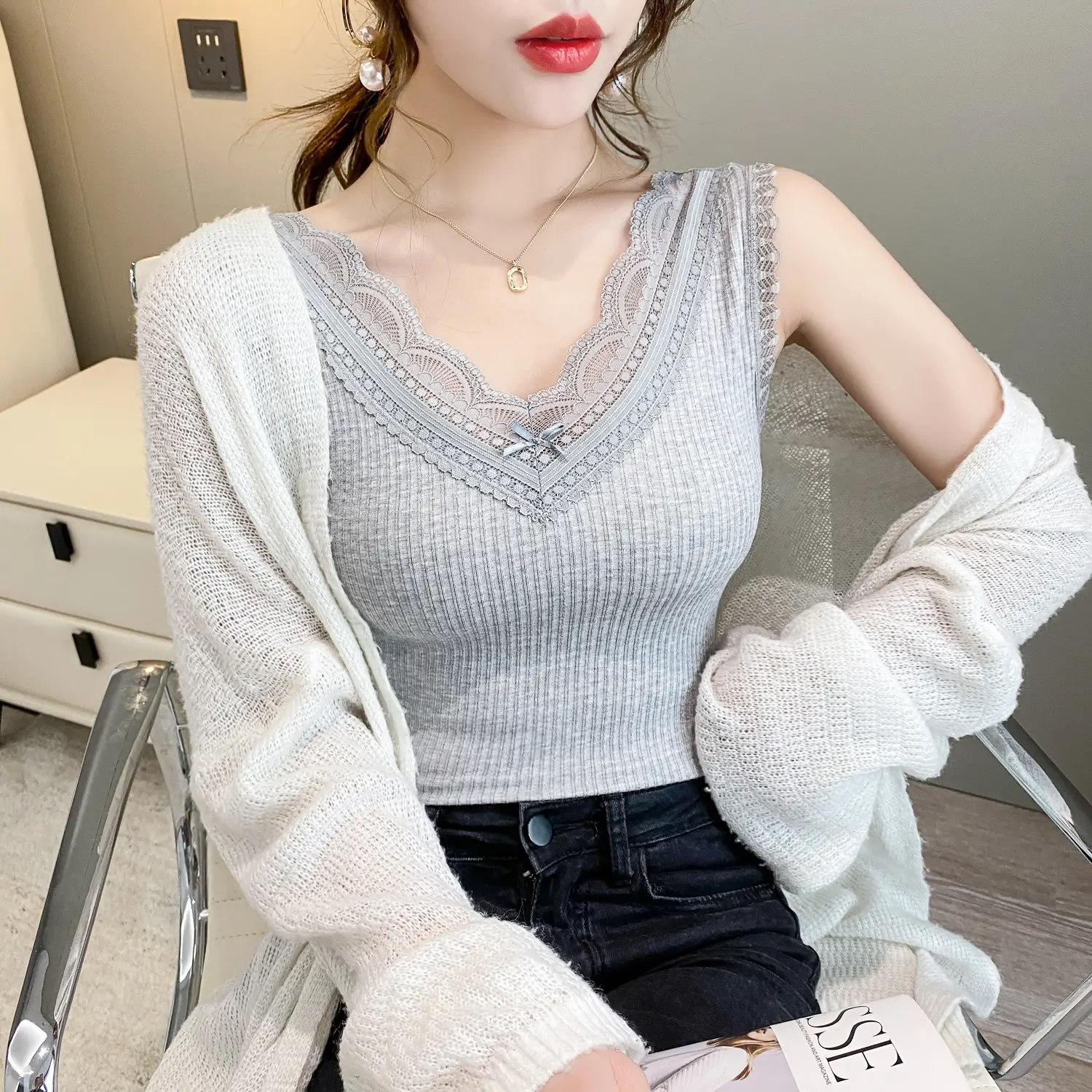White V-Neck Lace Camisole with Sleeveless Design - Image 4