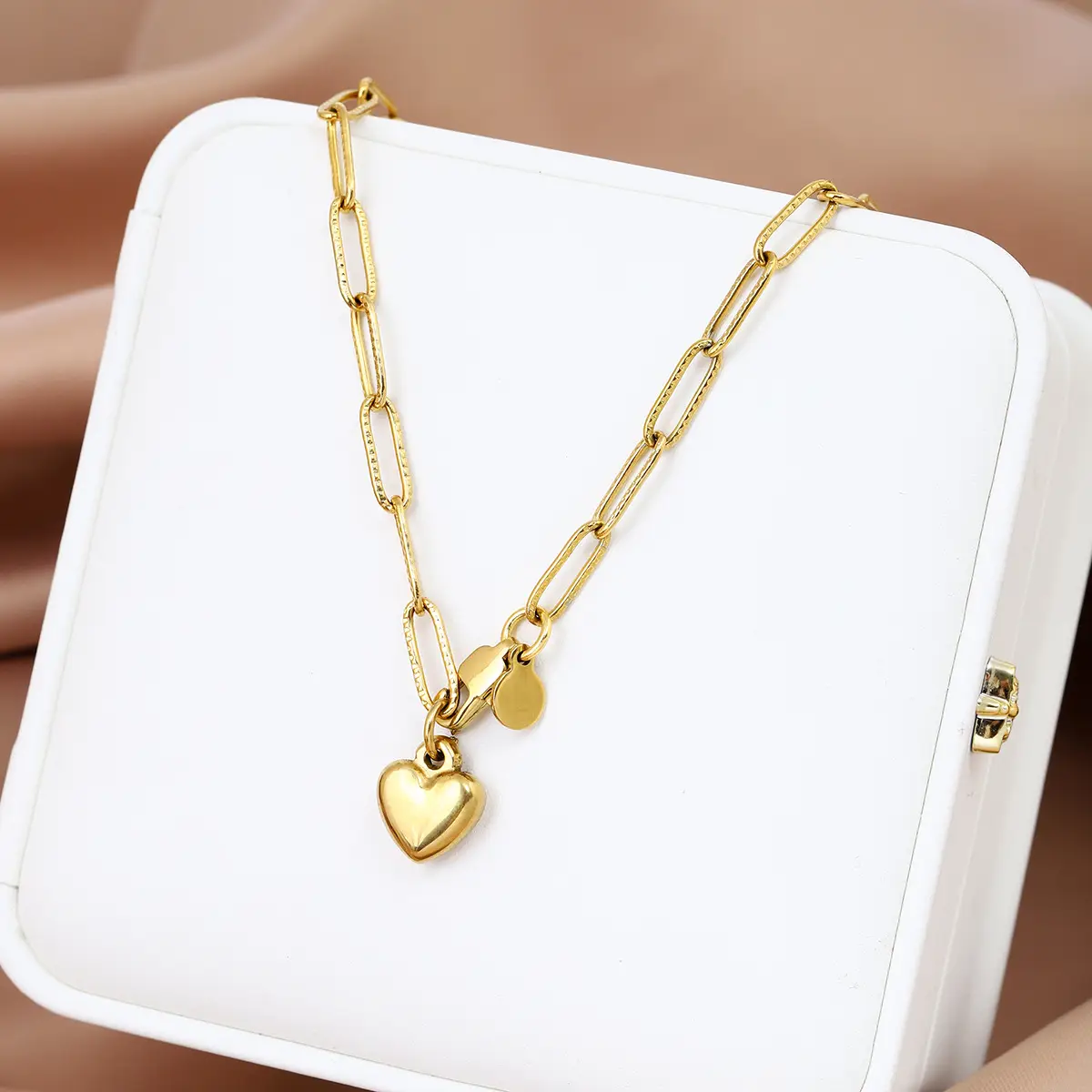 Golden Heart Pendant Bracelet for Women — feature 10