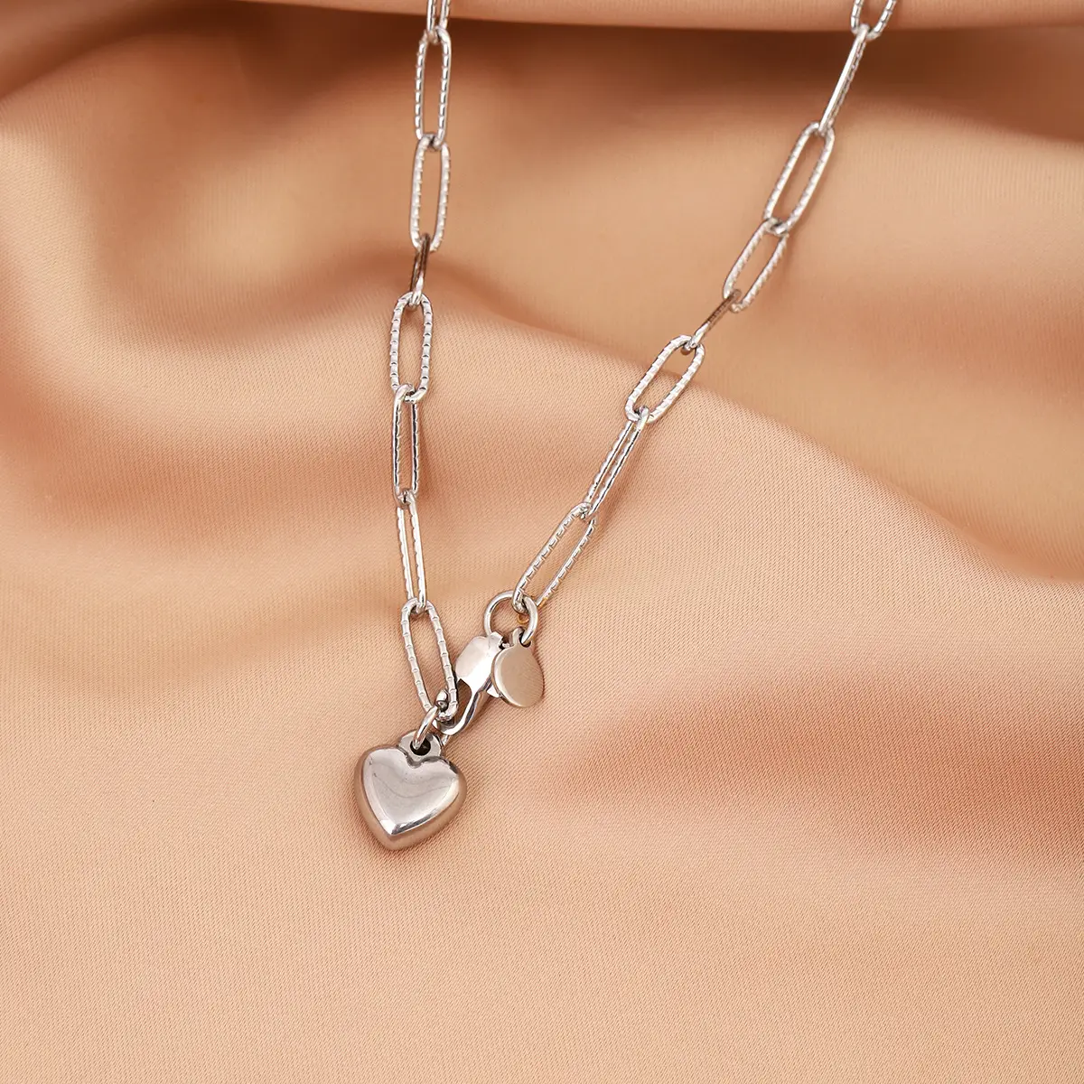 Golden Heart Pendant Bracelet for Women — feature 11