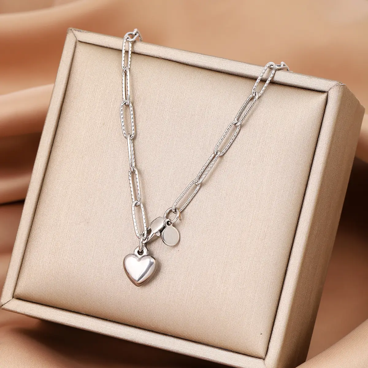 Golden Heart Pendant Bracelet for Women — feature 9