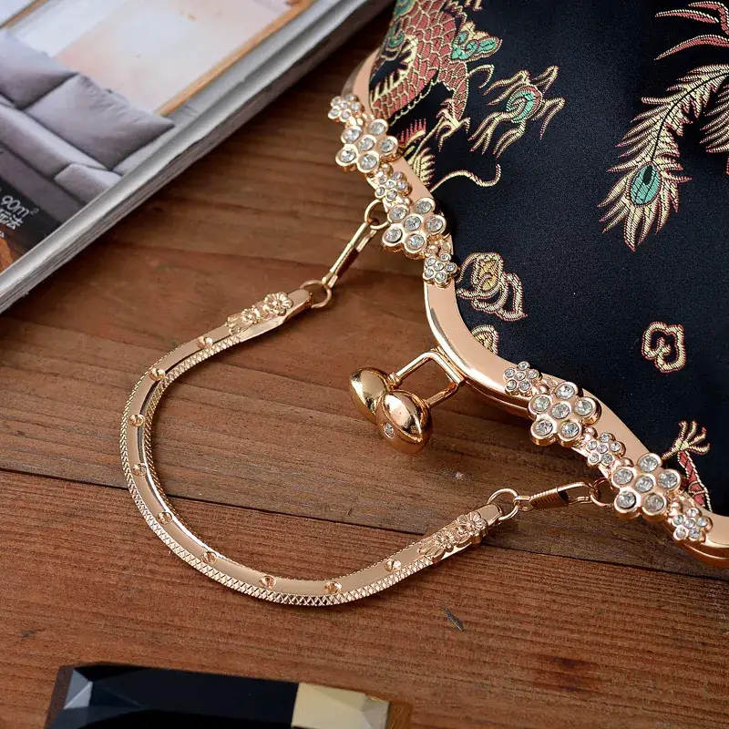 Vintage Embroidered Banquet Bag for Women - Image 7