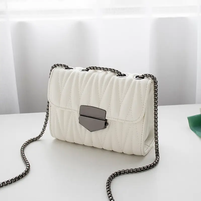 Black Diamond Lattice Chain Shoulder Bag for Women - Image 3