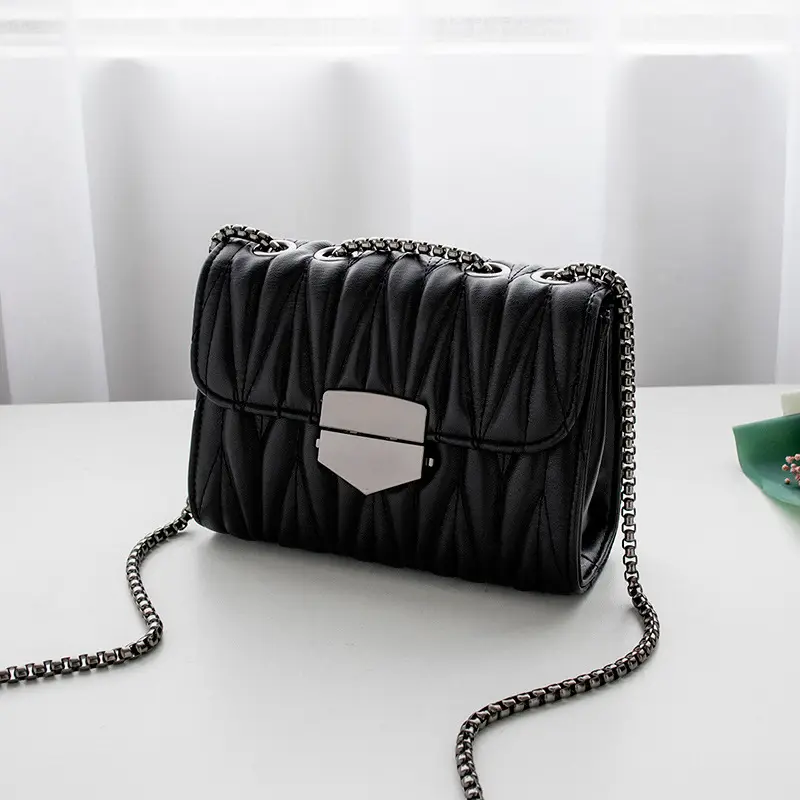 Black Diamond Lattice Chain Shoulder Bag for Women - Image 4