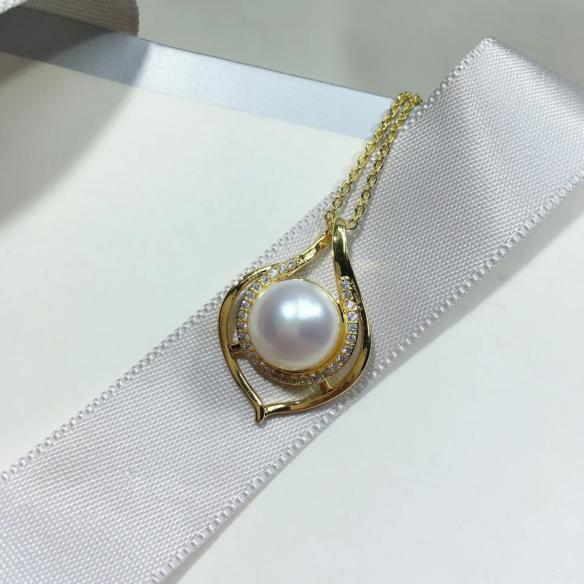 Pearl Pendant Necklace with Real Gold Color