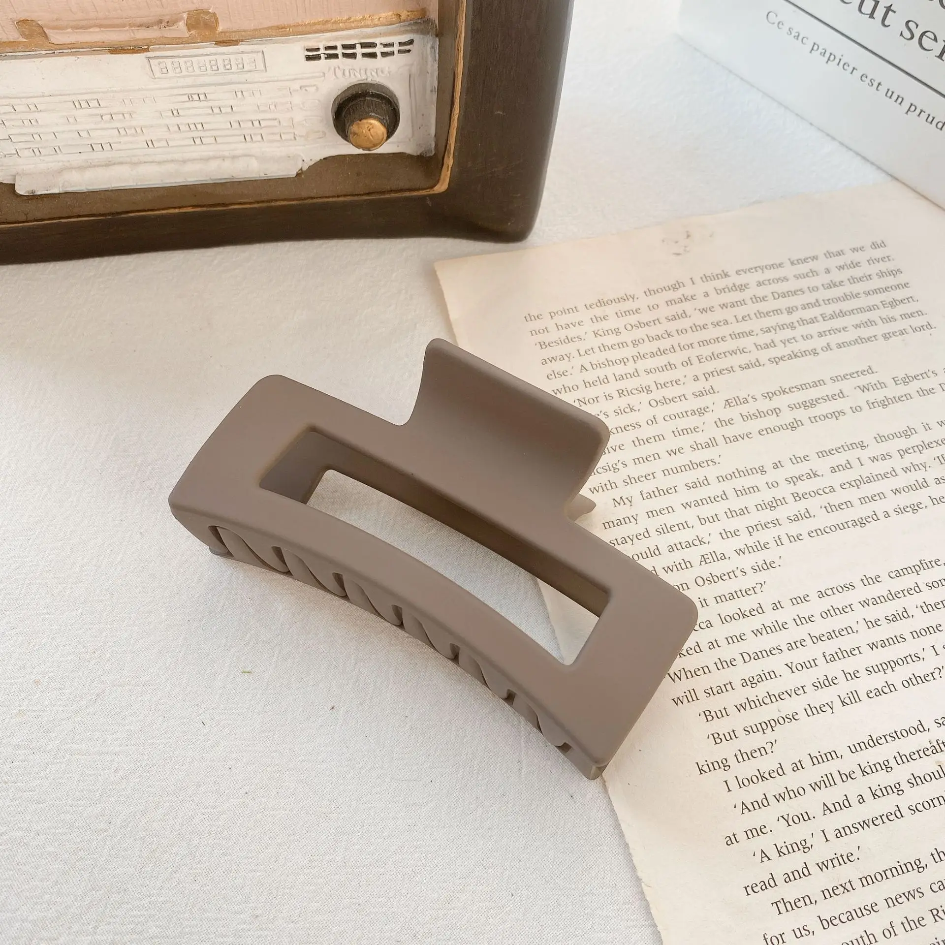 10.5cm Matte Resin Shark Hair Clip Women - Image 9