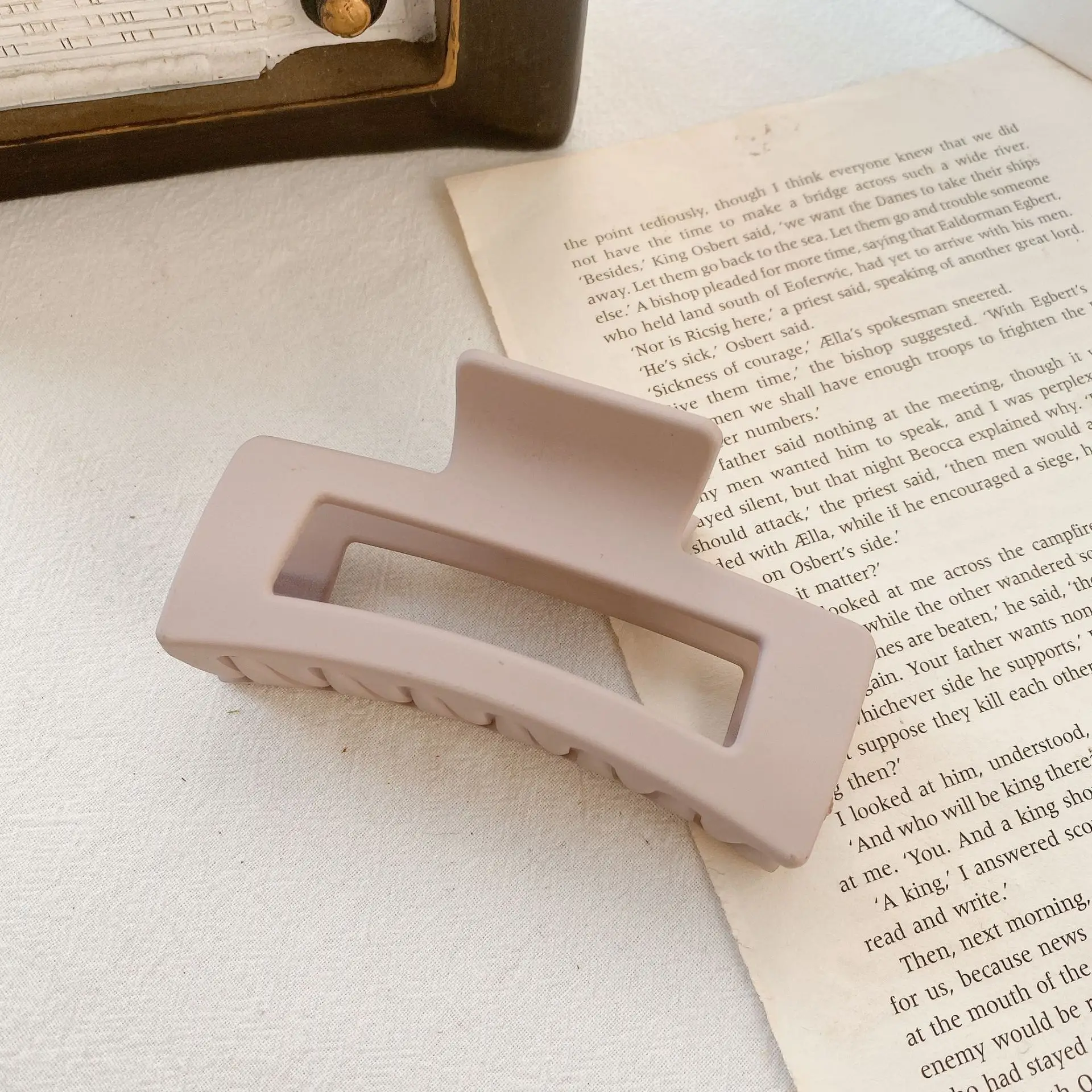 10.5cm Matte Resin Shark Hair Clip Women - Image 10