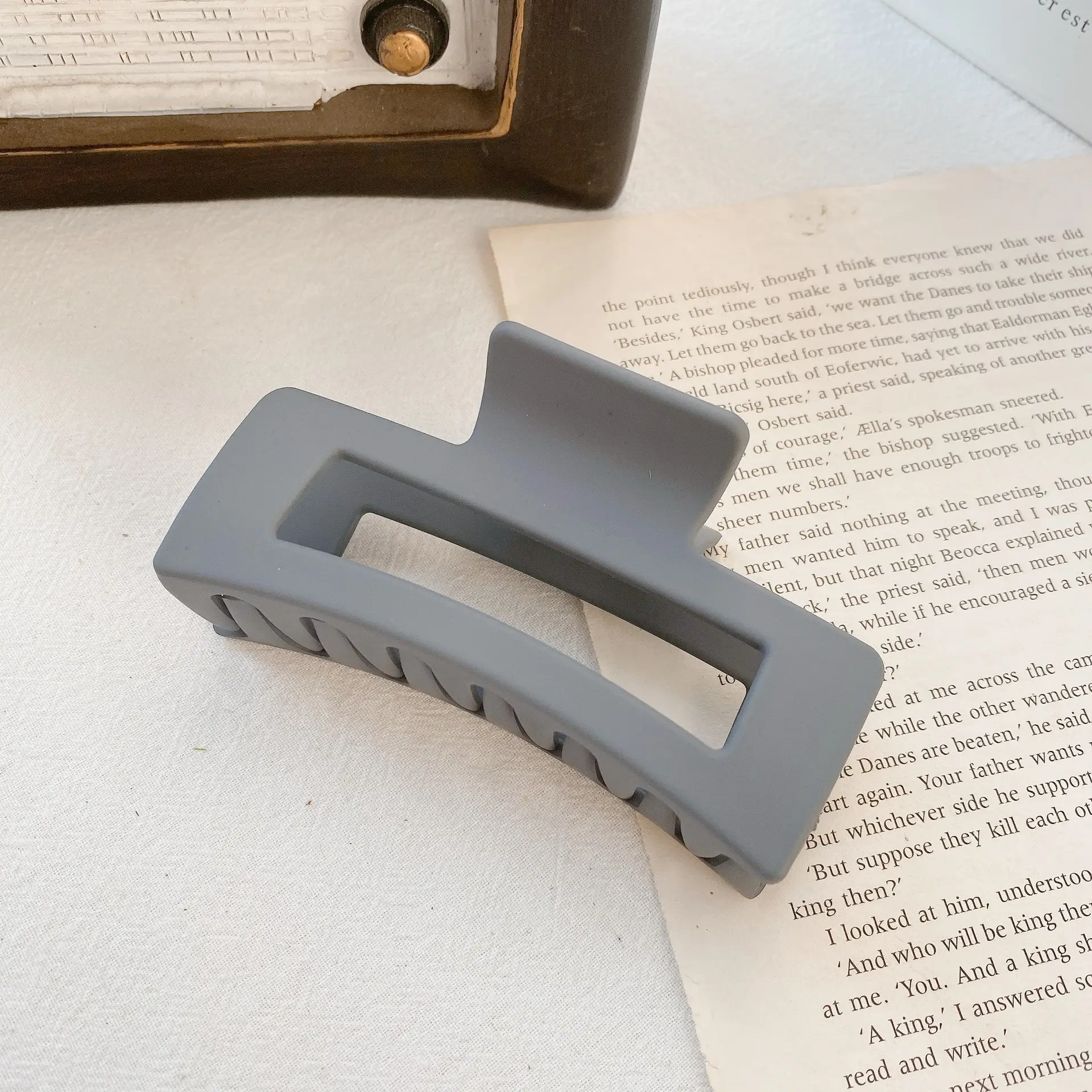 10.5cm Matte Resin Shark Hair Clip Women - Image 4
