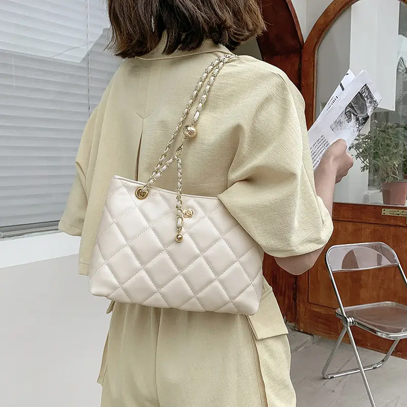 White Quilted Diamond Chain Crossbody Bag for Women - Image 4