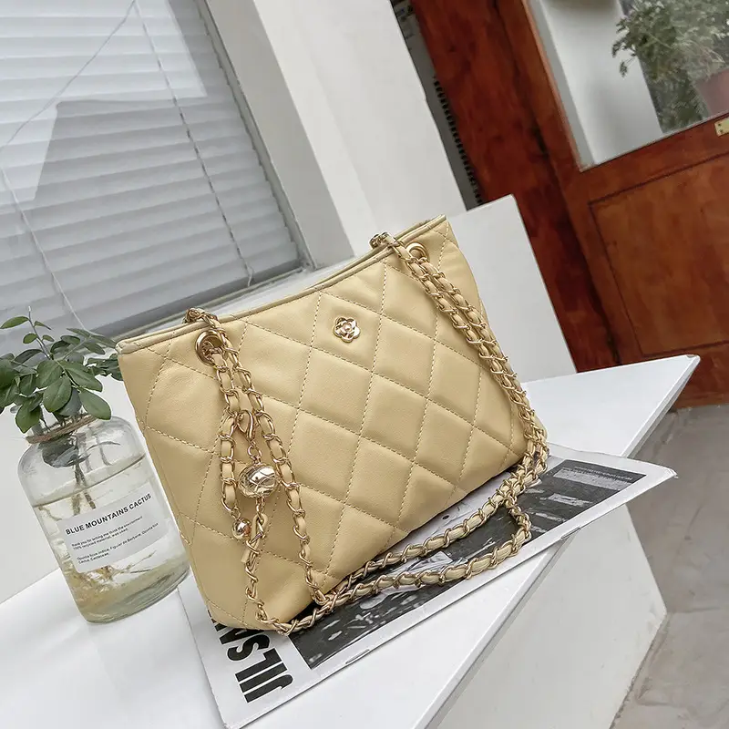 White Quilted Diamond Chain Crossbody Bag for Women - Image 5