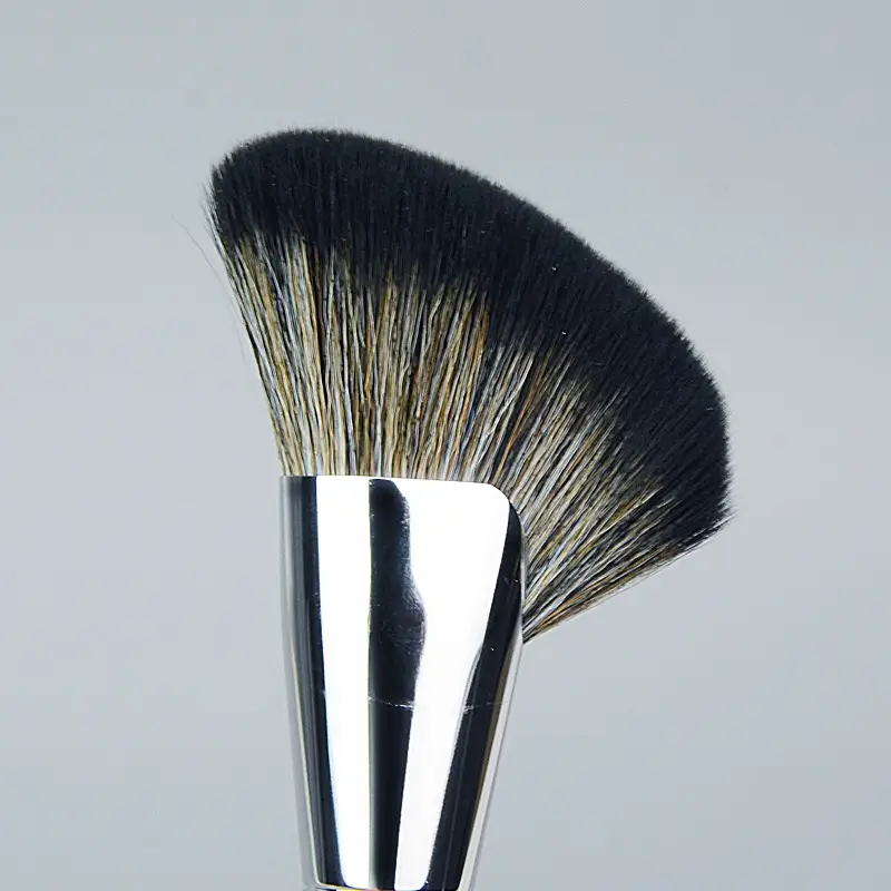 Silk Family 72# Emma Fluffy Sickle Repair Brush with Cover — feature 4