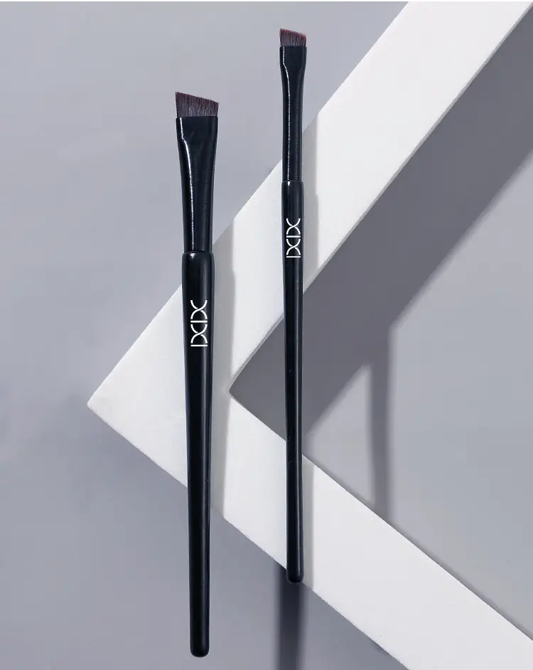 Xixi Large Eyebrow & Eyeliner Brush — feature 8