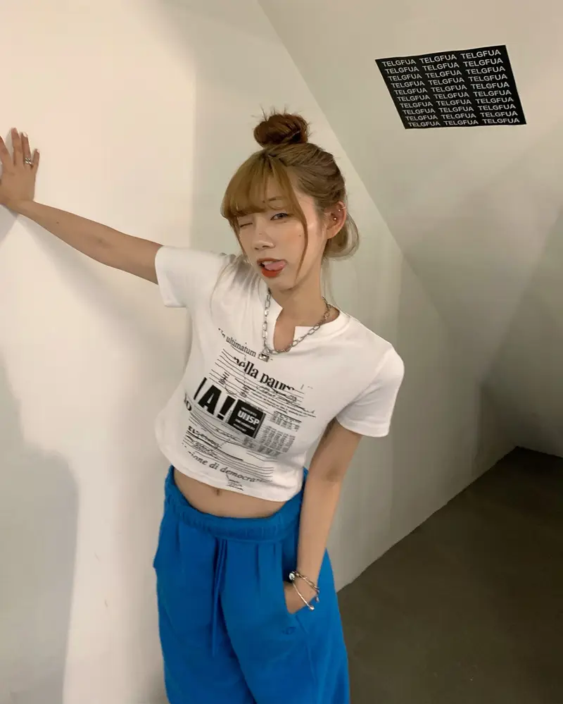 Women White V Neck Short Sleeve T-Shirt 2025 Summer — feature 5