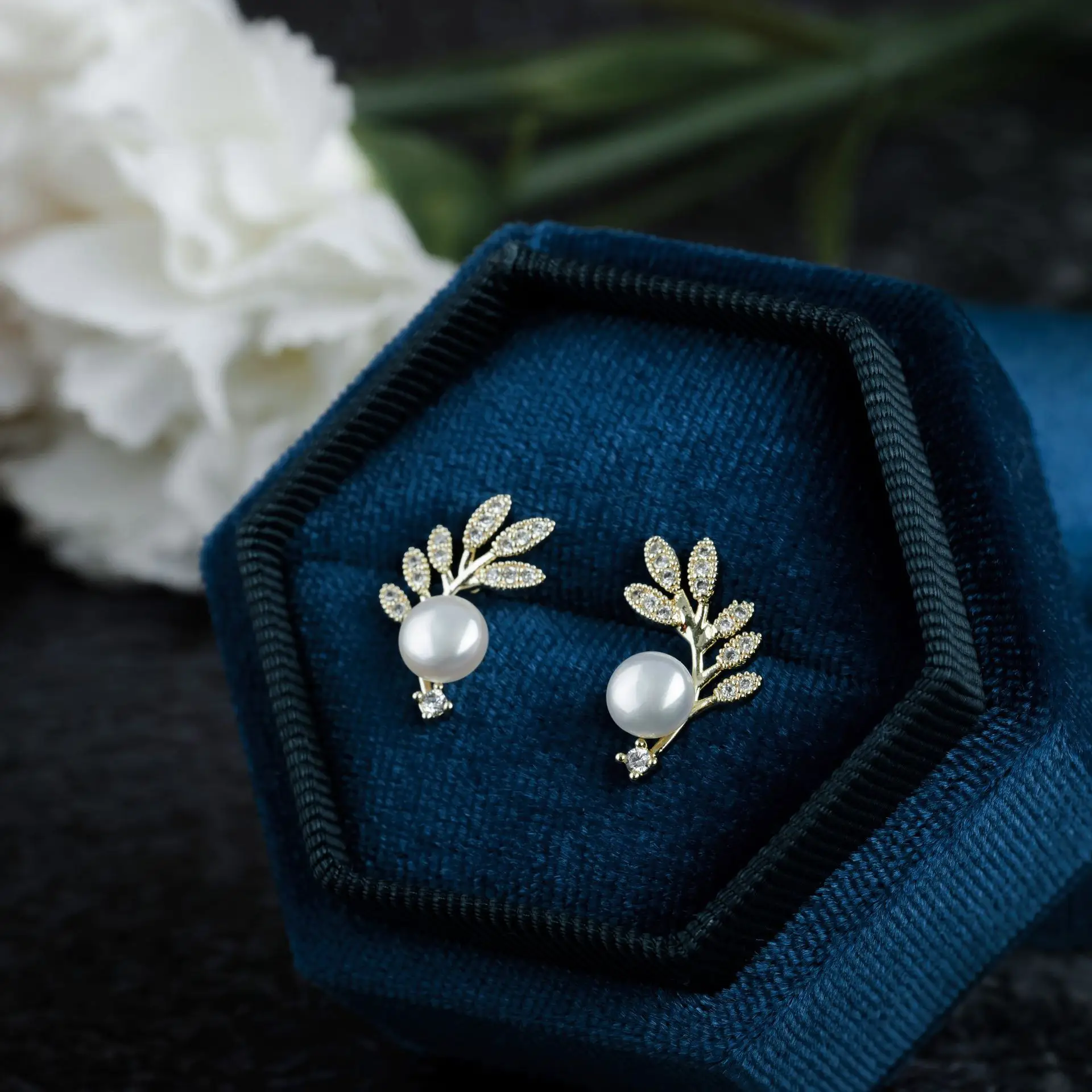 Pearl Earrings Gold Branch Design Vintage Style — feature 9