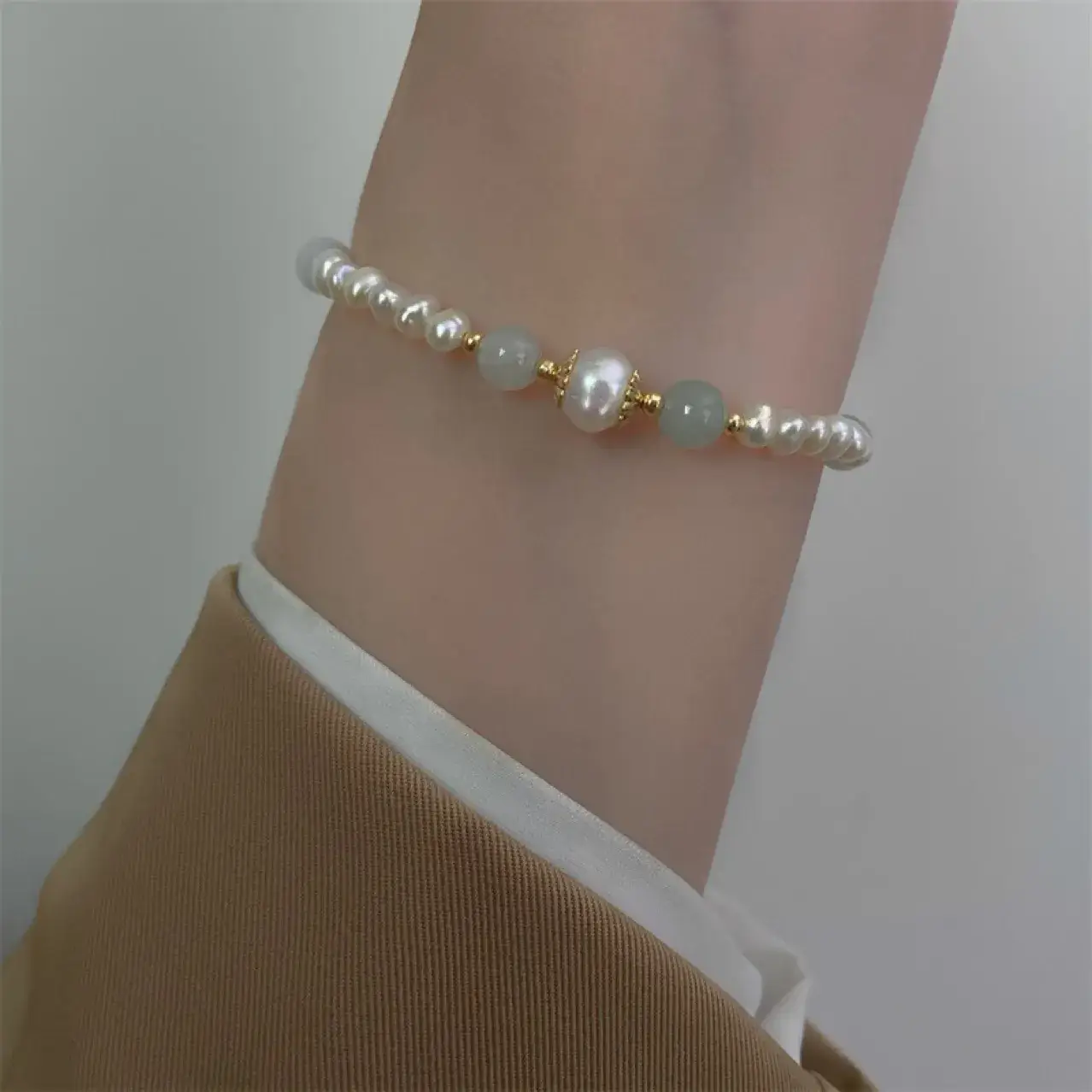 Baroque Pearl Bracelet with Jade Beads High-end Light Luxury Girl — feature 2