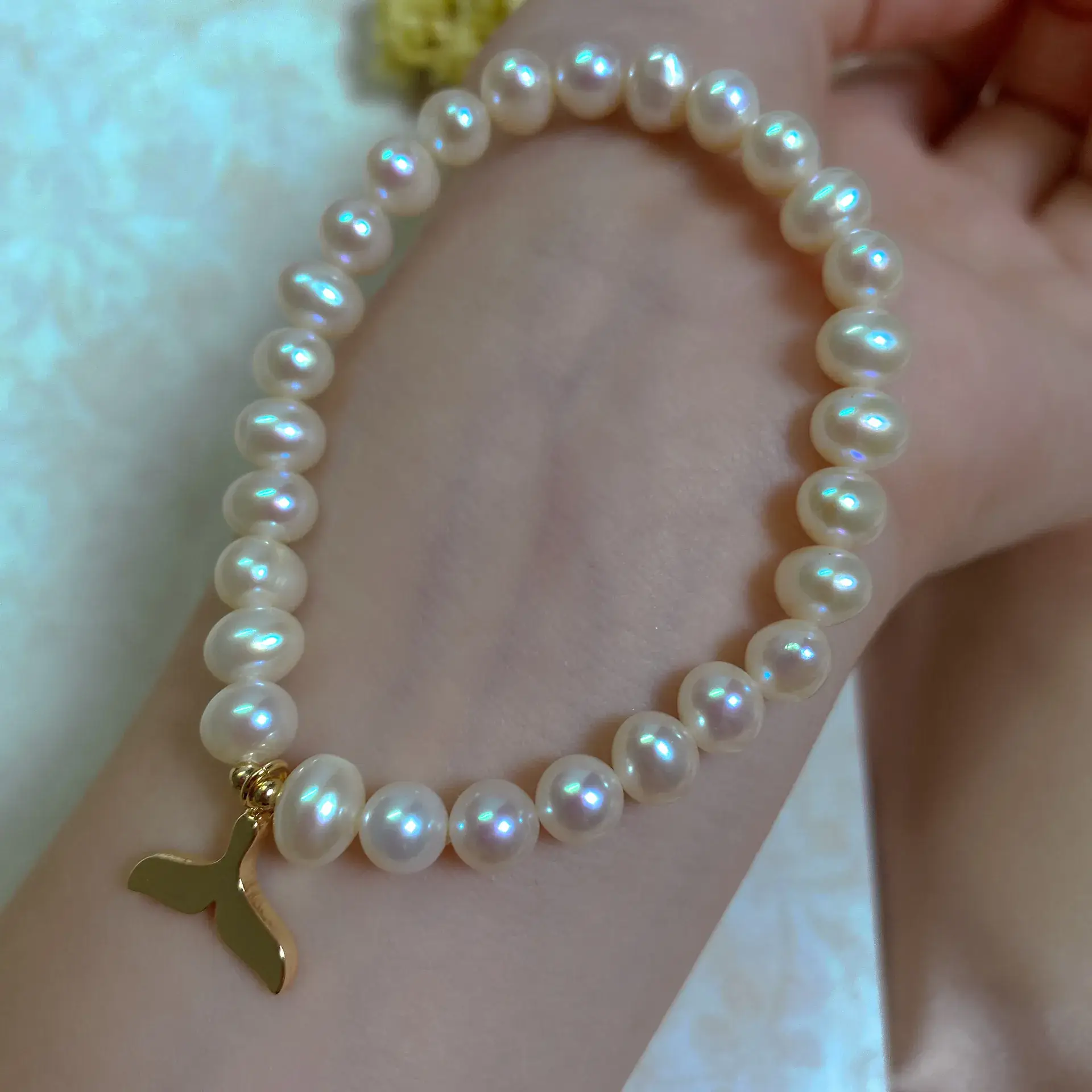 Irregular Pearl Bracelet with Red Accent - Image 5