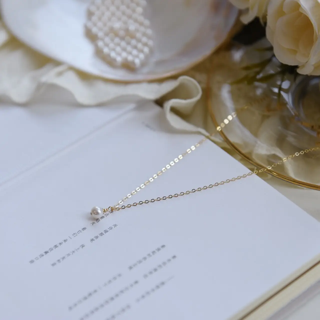 Elegant Pearl Necklace for Women 14K Gold Collarbone Style — feature 3