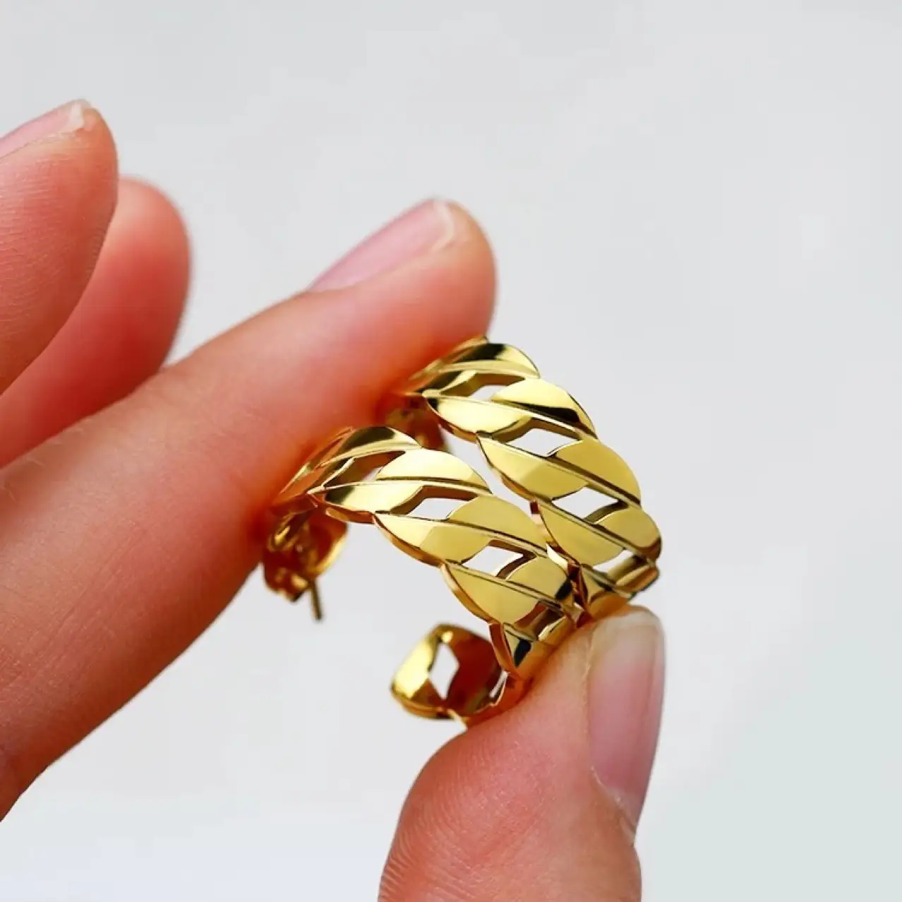 Titanium Hollow Chain Hoop Earrings Gold Plated — feature 9