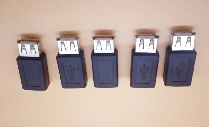 8600 USB Cable Black White Half Pack - Image 4