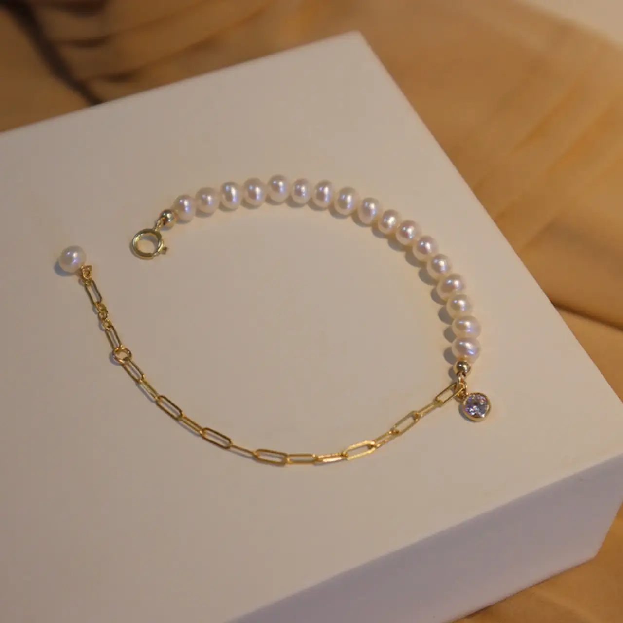 Women's Trendy Pearl & Diamond Bracelet Gold 14K — feature 1