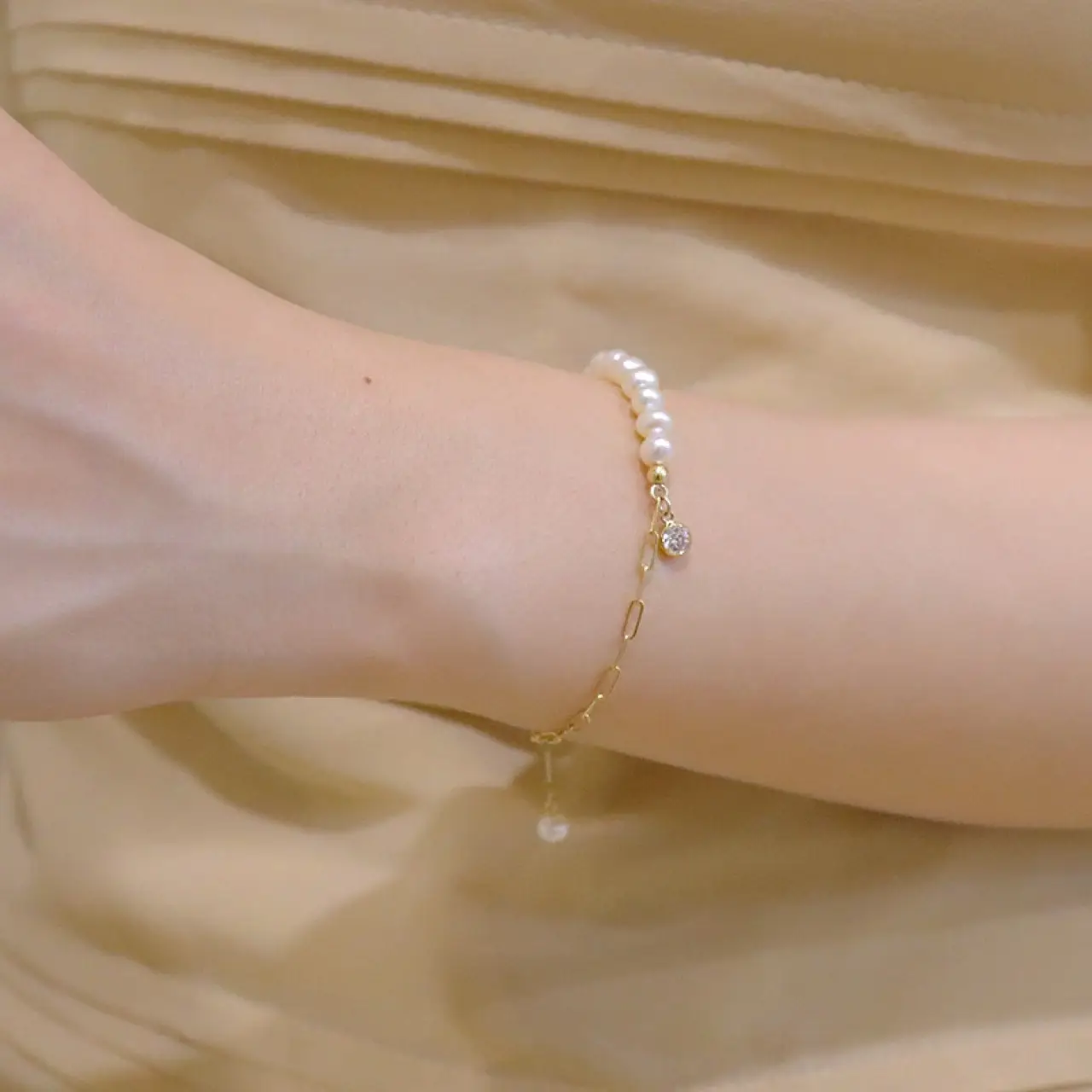 Women's Trendy Pearl & Diamond Bracelet Gold 14K — feature 10