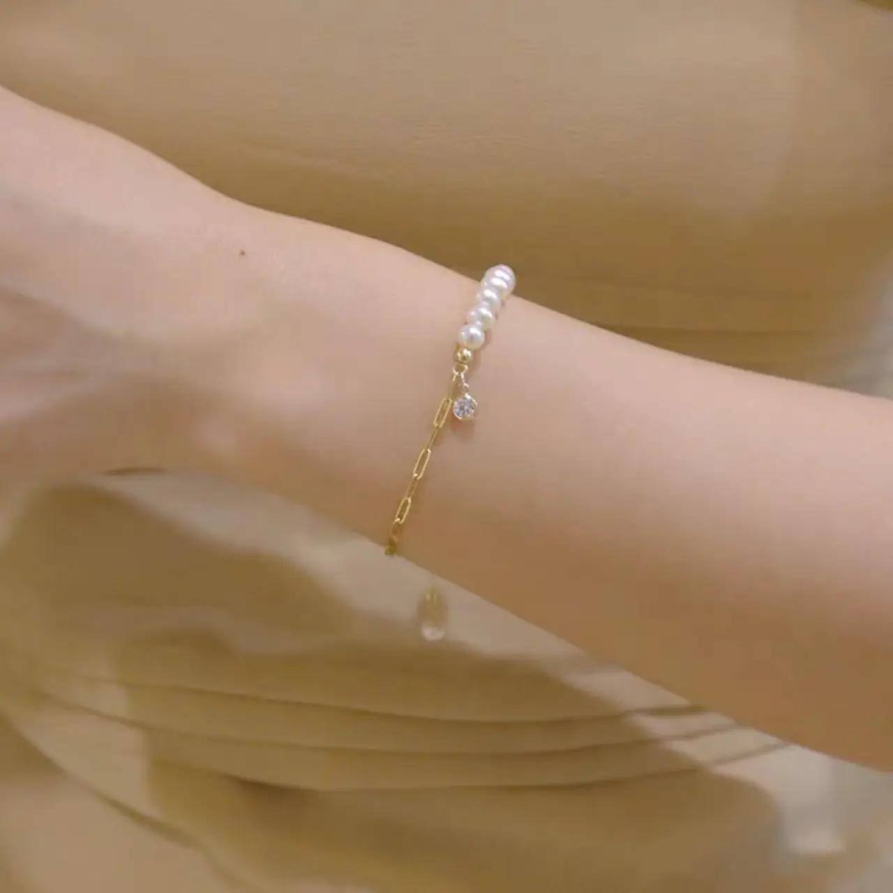 Women's Trendy Pearl & Diamond Bracelet Gold 14K — feature 3