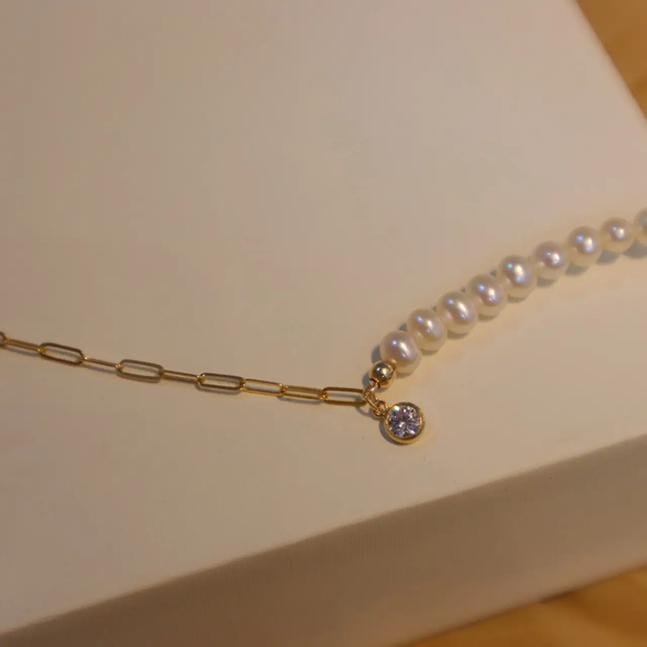 Women's Trendy Pearl & Diamond Bracelet Gold 14K — feature 8