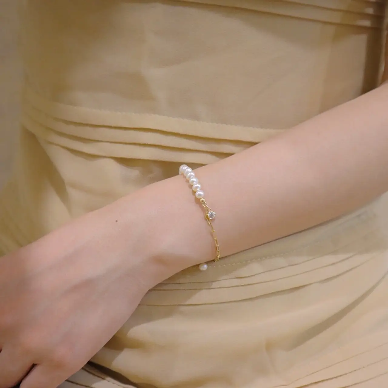 Women's Trendy Pearl & Diamond Bracelet Gold 14K — feature 9