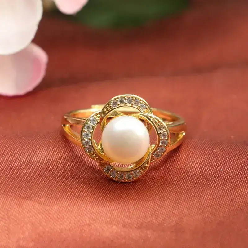Guan Yu Pearl Ring with Diamond Sparkle Gold — feature 4