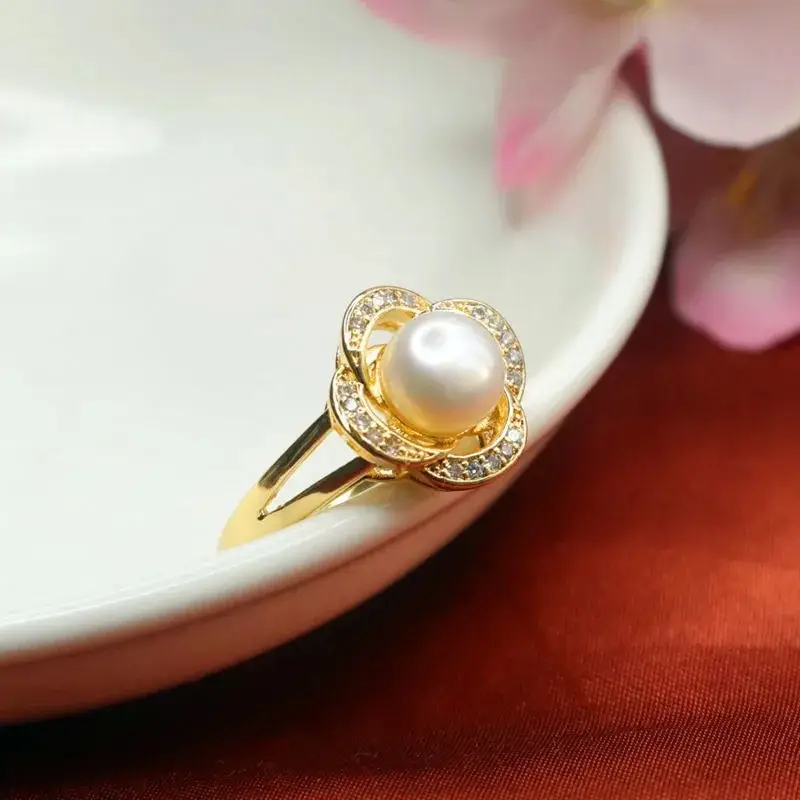 Guan Yu Freshwater Pearl Ring with Petal Diamond Setting Gold — feature 10