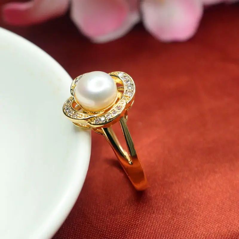 Guan Yu Freshwater Pearl Ring with Petal Diamond Setting Gold — feature 8