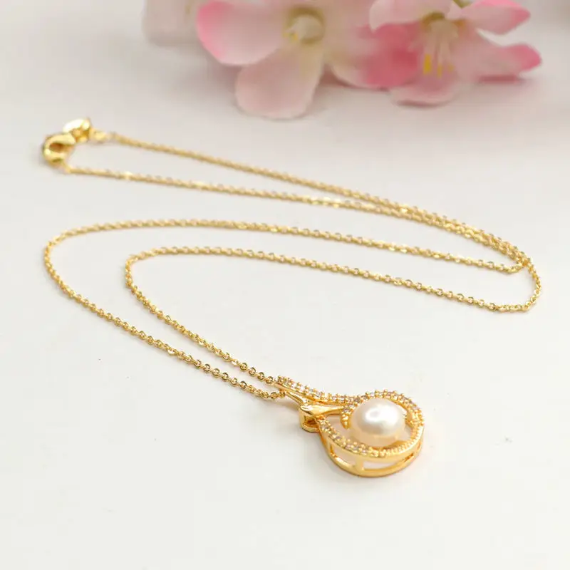 Gold Pearl Pendant Necklace with Crystal Beads — feature 12