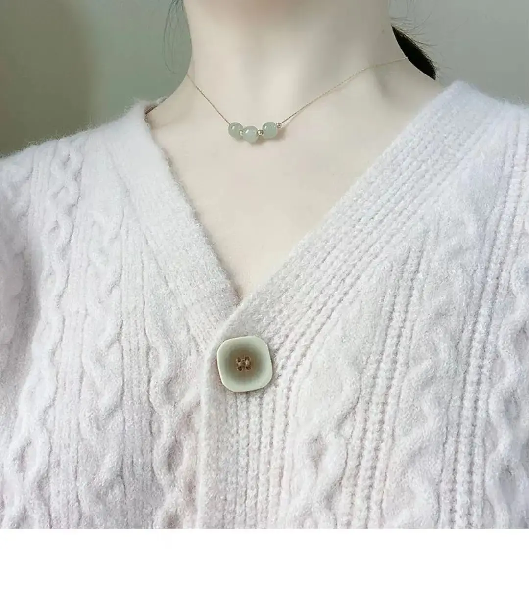 Guan Yu 18K Gold Hetian Jade Pendant Necklace — feature 6