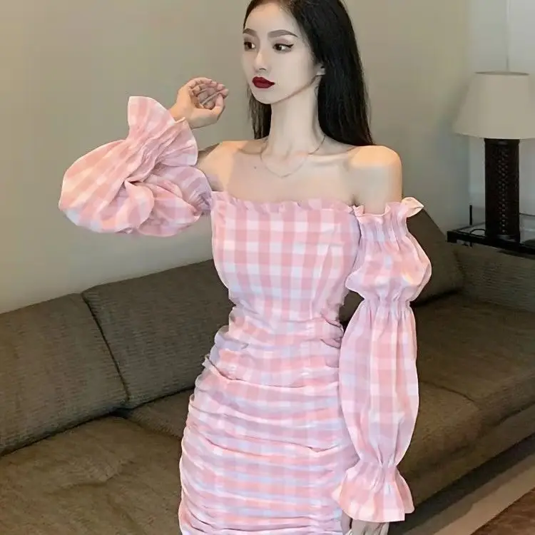 Sweet Spicy One-Line Collar Plaid Dress Autum 2023 — feature 3