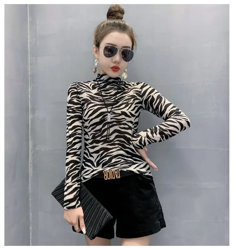 2025 Ban Horse Jacquard High Neck Slim Fit Top — feature 9