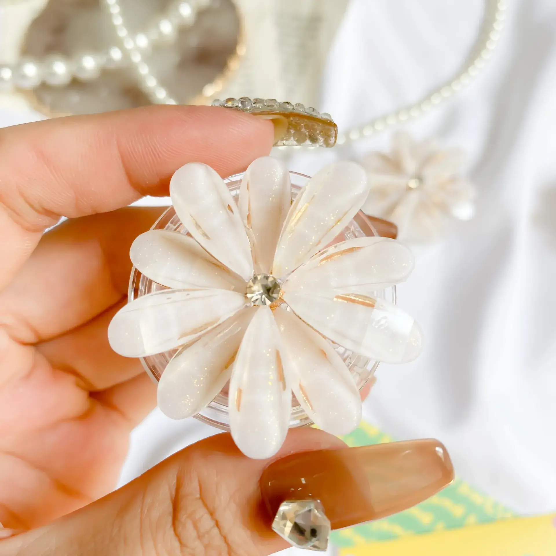 Handmade Metal Flower Mobile Phone Bracket with Pearl Decor - Image 5