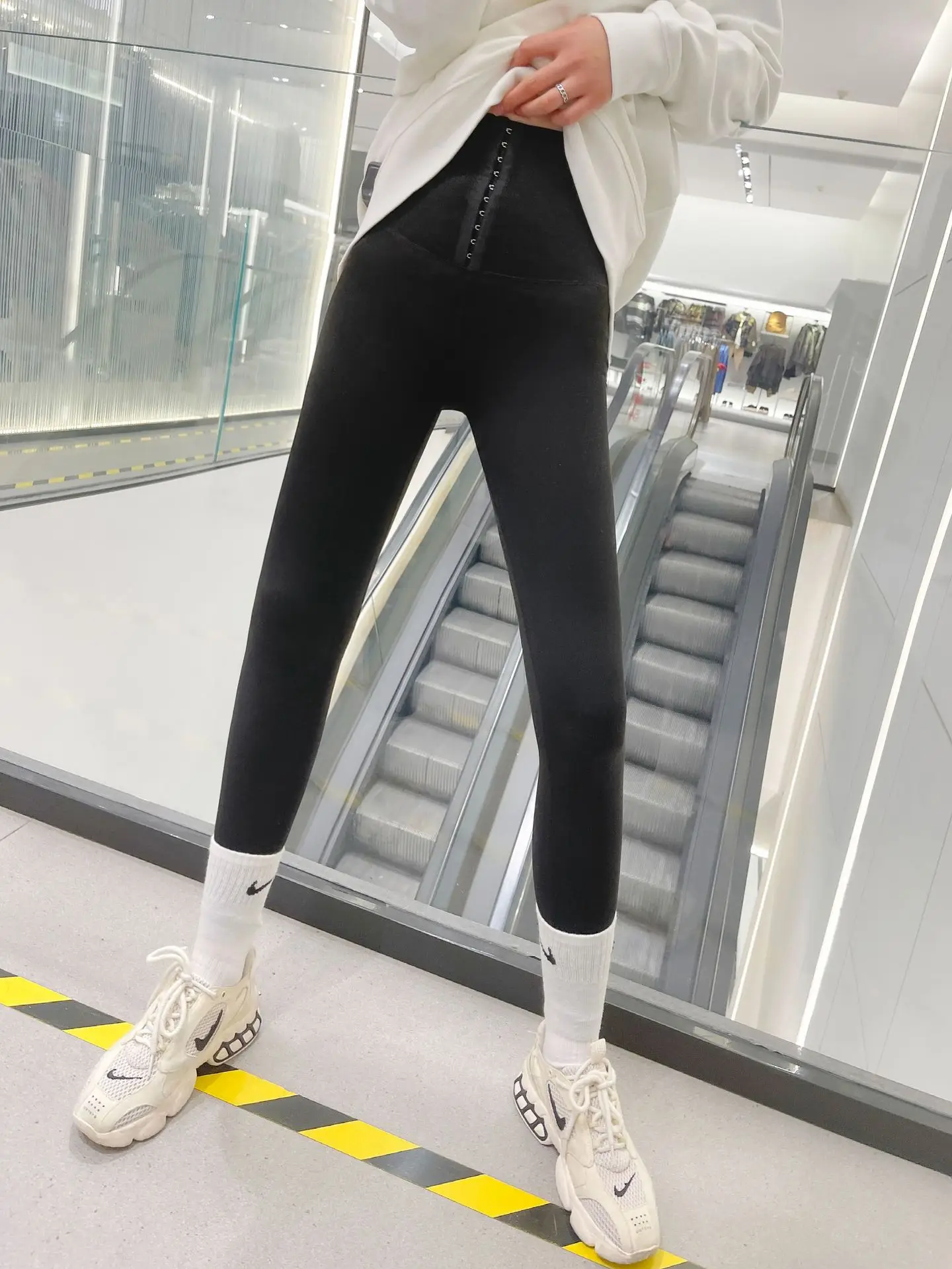 Black Tight-Fitting Butt-Lifting Pants for Women