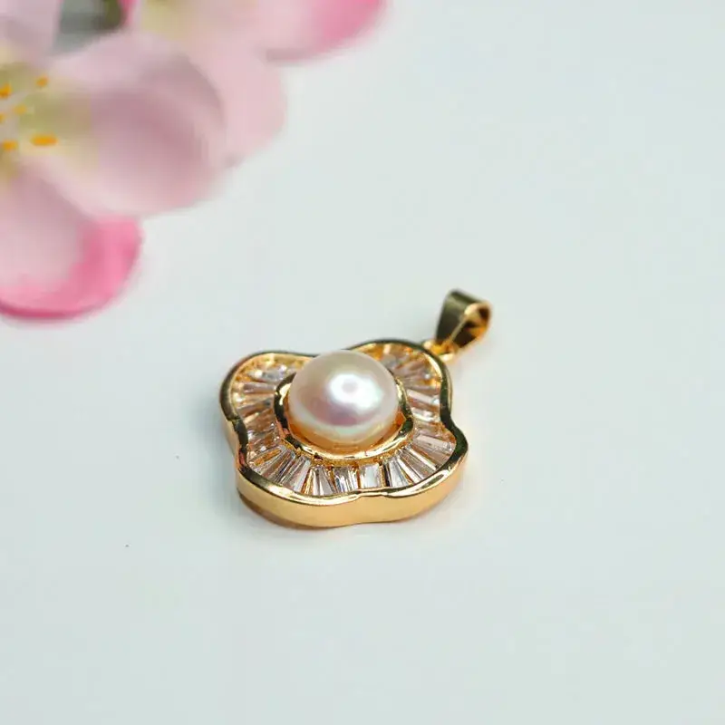 Guan Yu Pearl Pendant Necklace Four Leaf Clover Gold — feature 11